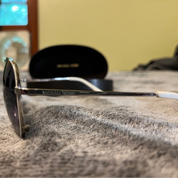 Michael Kors aviator sunglasses w/ hard case - Picture 2 of 9